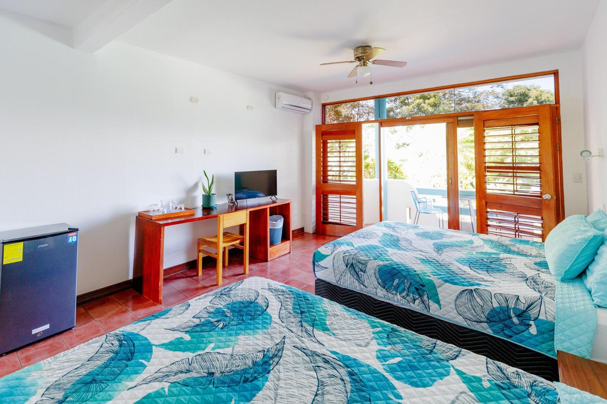Hotel Planeta Sano Manuel Antonio Exterior photo